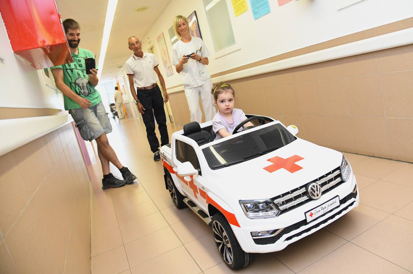 Cruz Roja Española y Cajaviva Caja Rural entregan un vehículo eléctrico infantil al Hospital Santos Reyes de Aranda de Duero (Burgos).