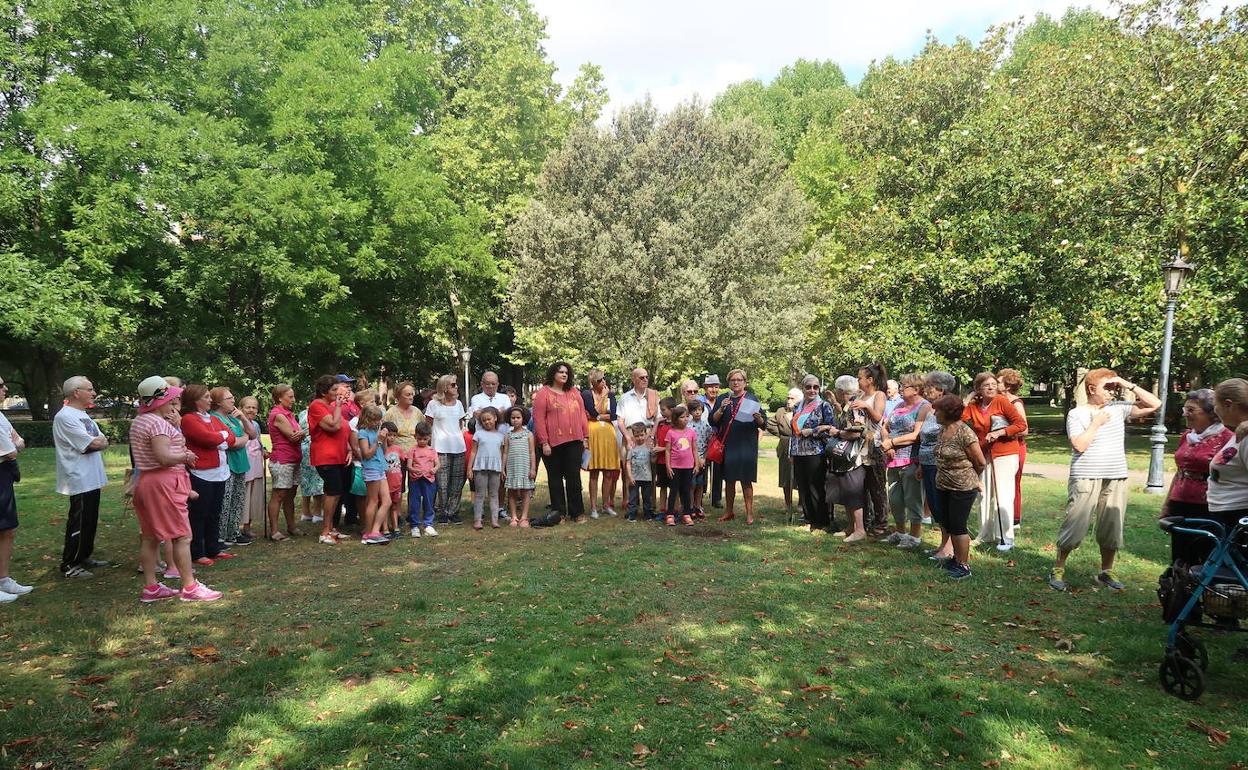 Más de medio centenar de personas participan en las actividades del día del abuelo