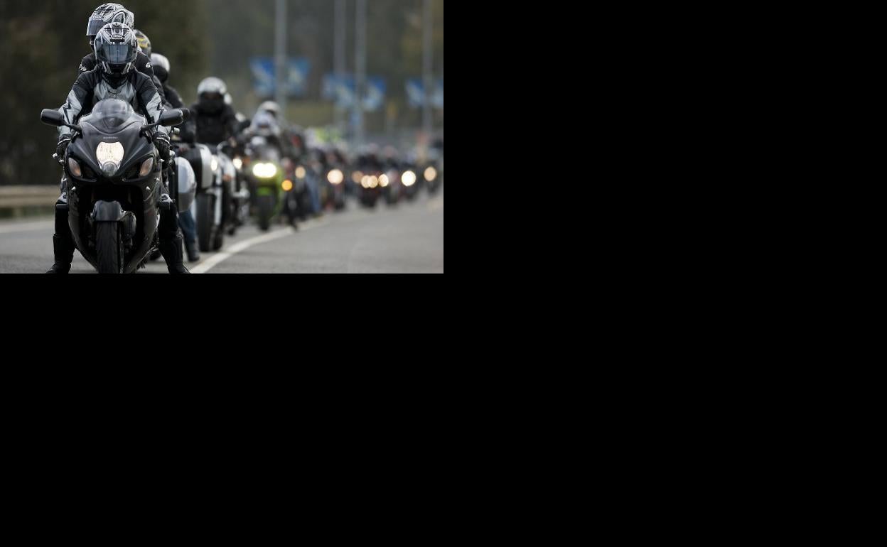 Aficionados al motociclismo hacen cola para poder entrar en el circuito gaditano de Jerez. 