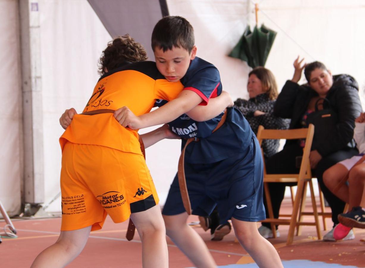 Corro de lucha en Valdefresno