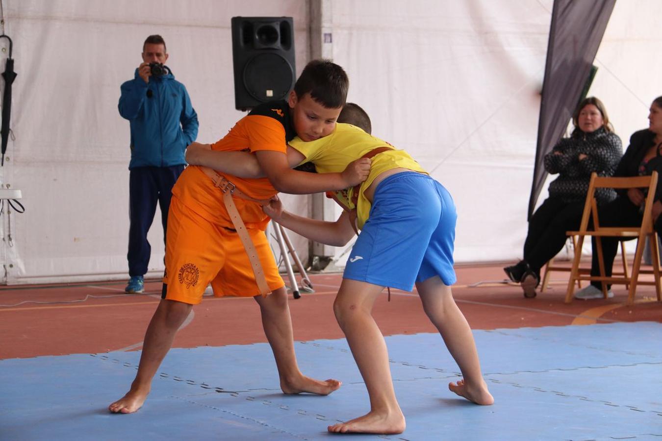Corro de lucha en Valdefresno