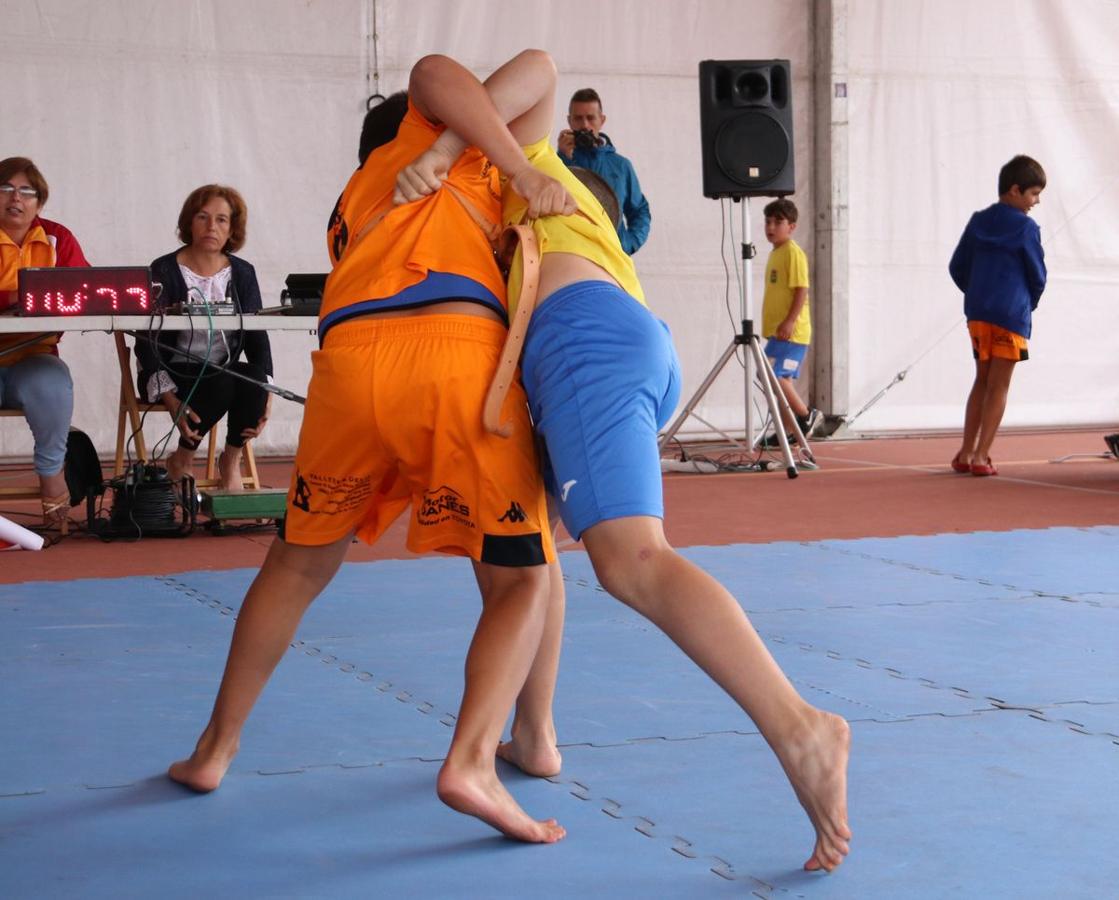 Corro de lucha en Valdefresno