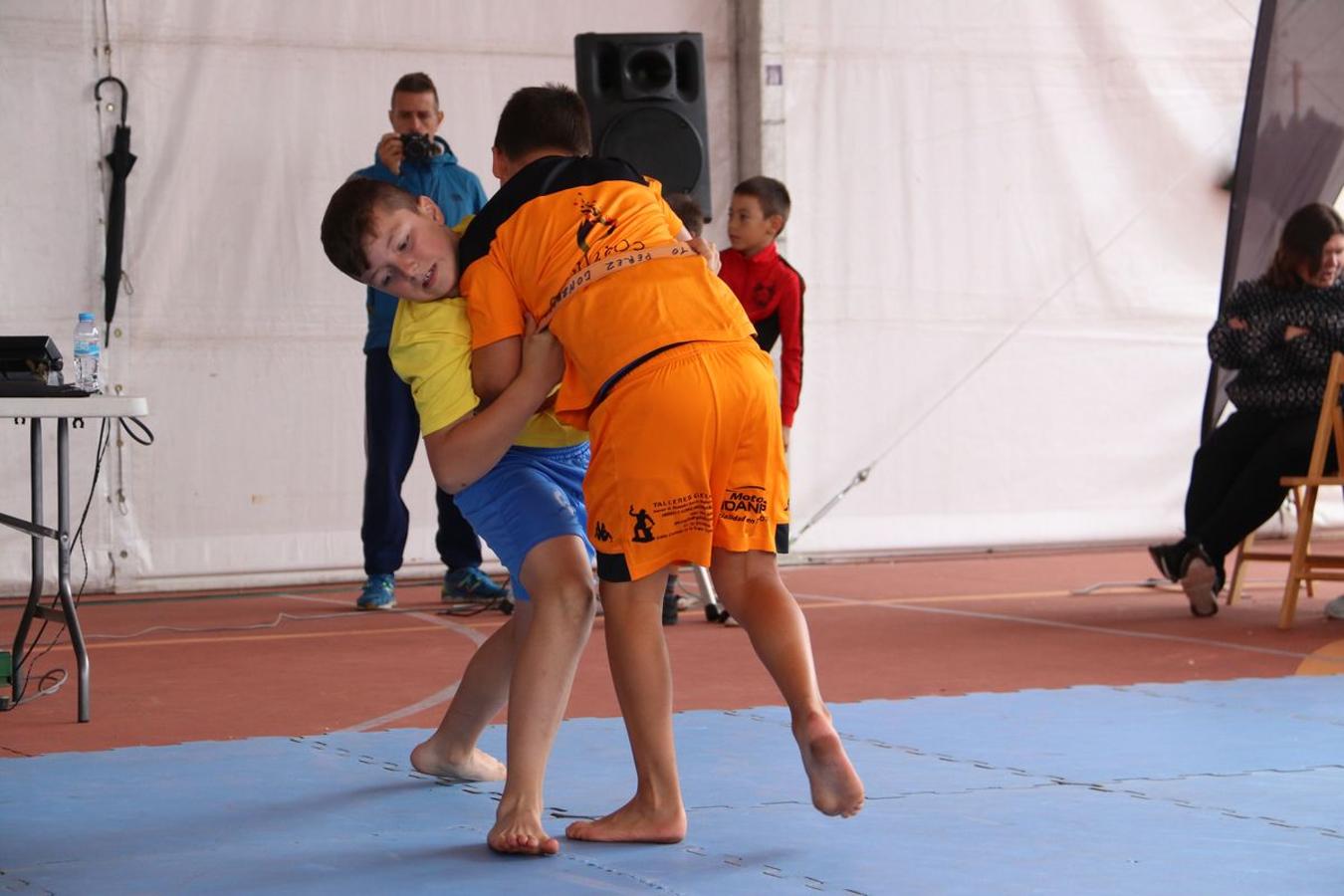 Corro de lucha en Valdefresno
