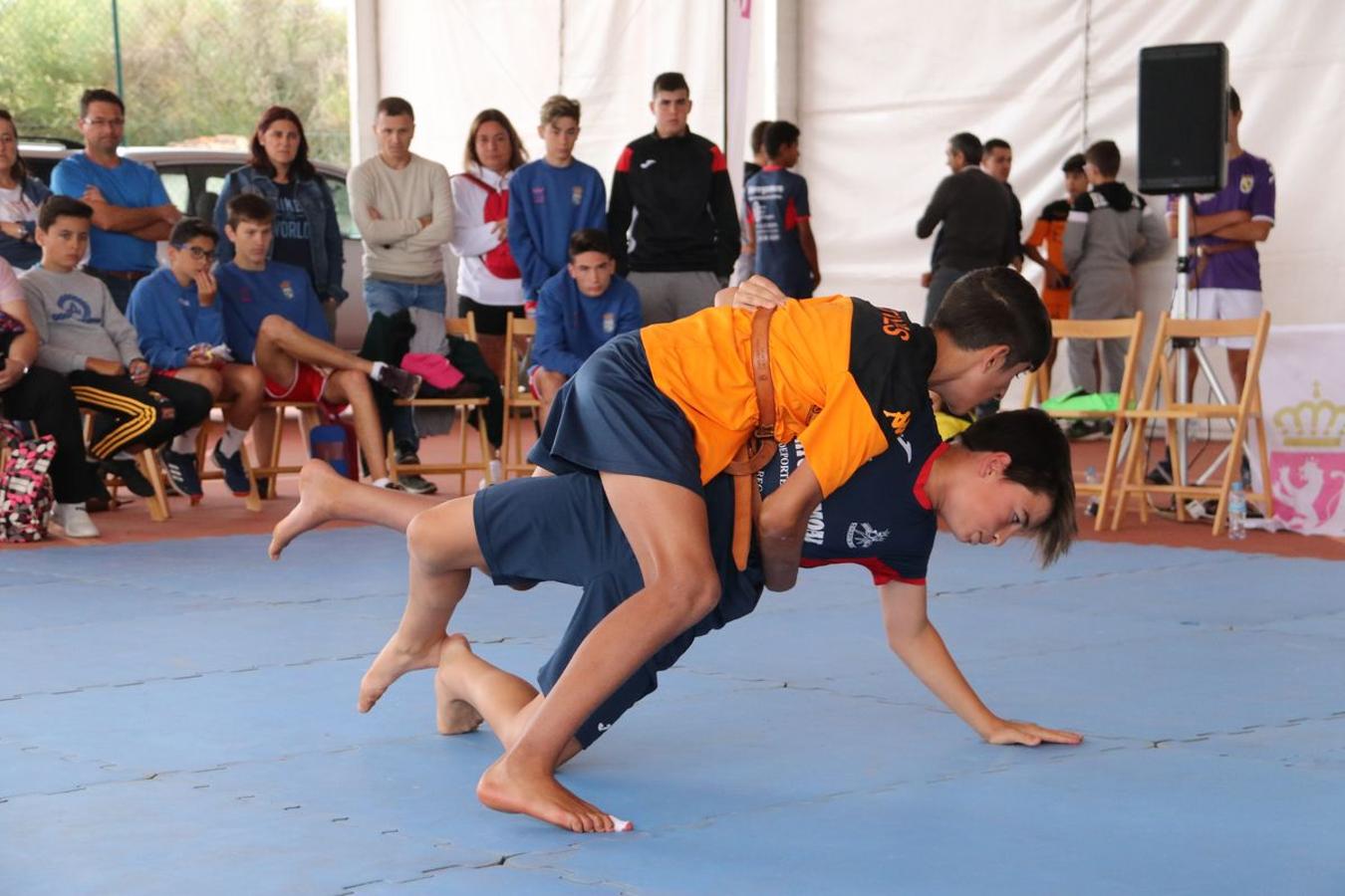 Corro de lucha en Valdefresno