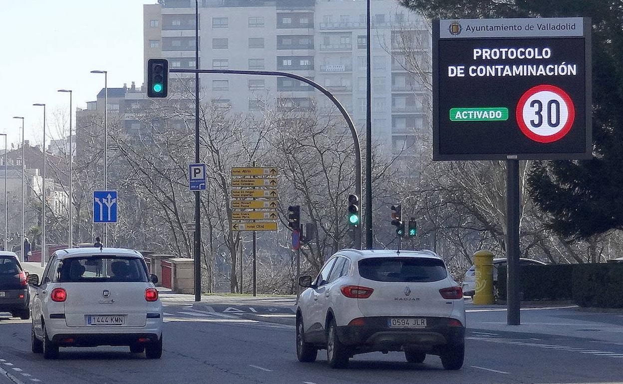 Paneles indicando la restricción de la velocidad a 30 kilómetros por hora en el centro por la contaminación en el puente de Poniente a principios de julio.