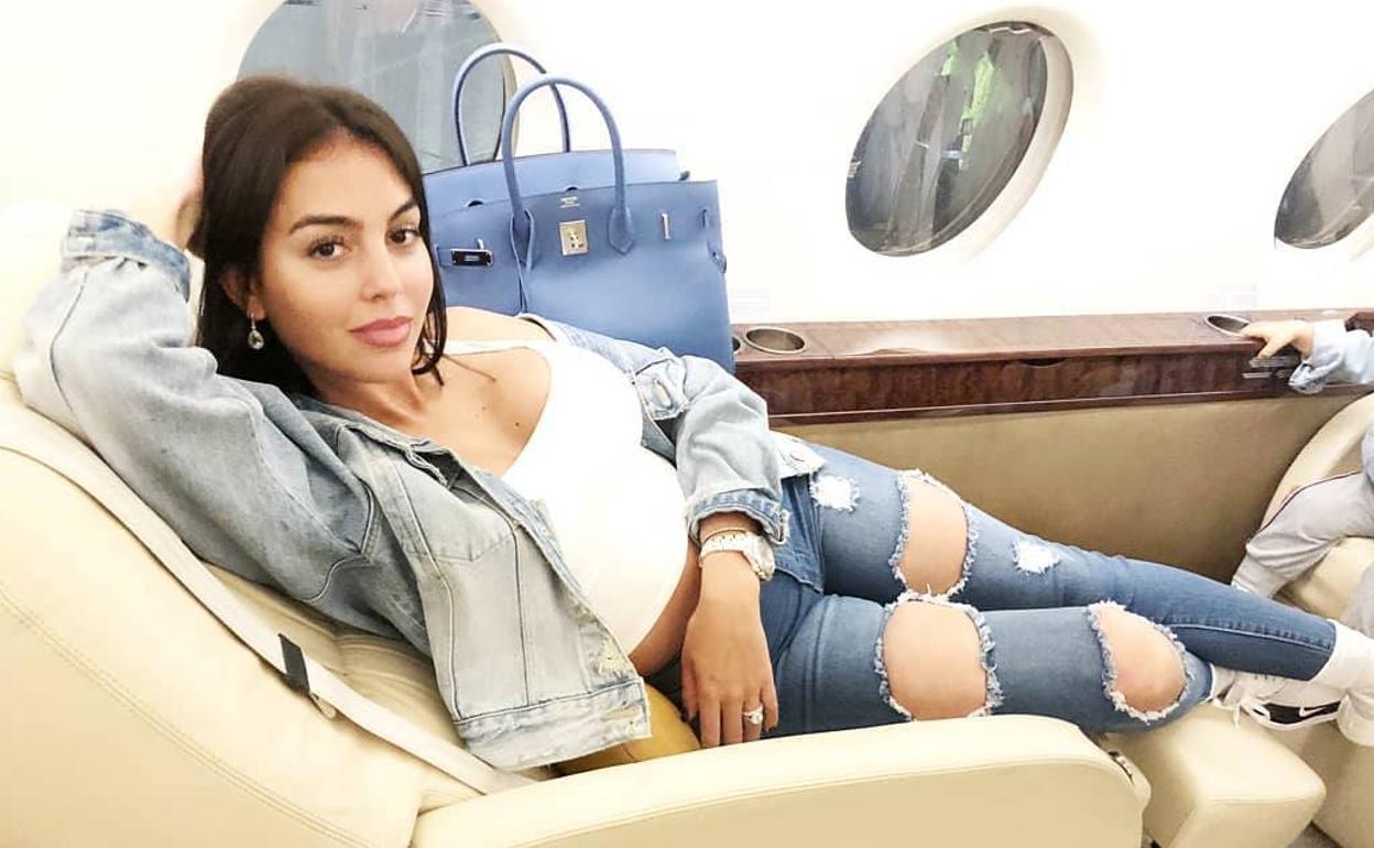 Georgina Rodríguez se acomoda en el jet privado de CR7.