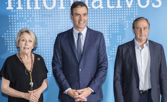 La administradora única, Rosa María Mateo, con Pedro Sánchez y Eladio Jareño, director de TVE. 