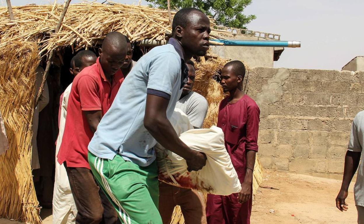 Traslado de una víctima de Boko Haram. 