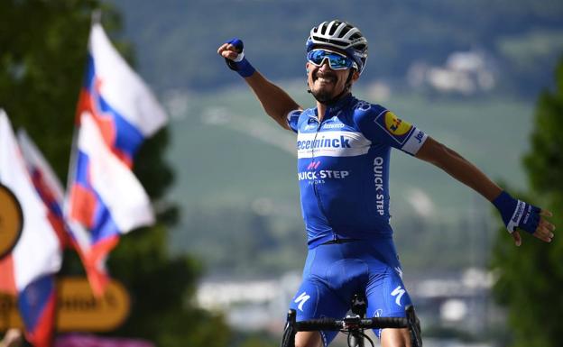 Julian Alaphilippe celebra su victoria en la tercera etapa. 