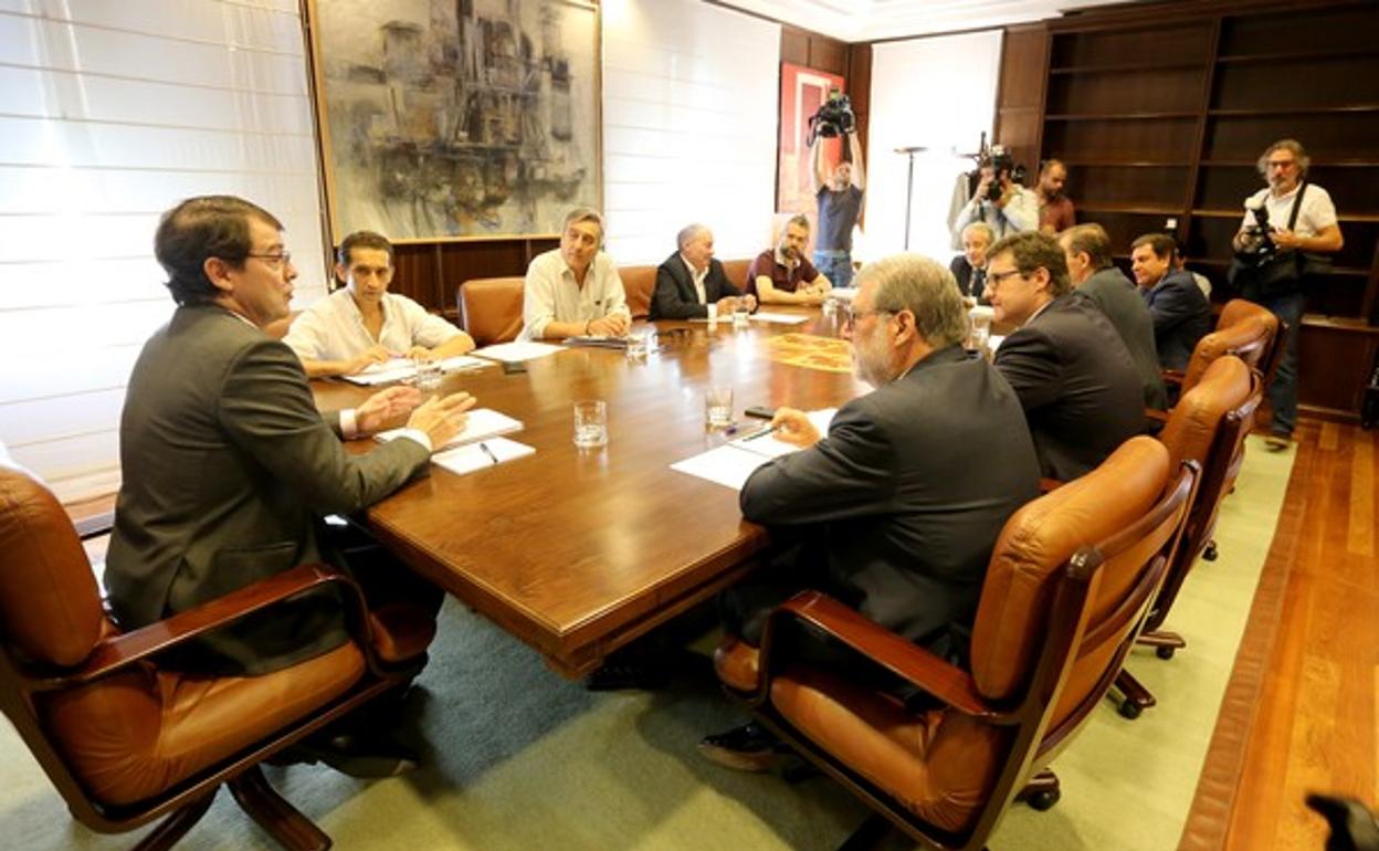 El presidente de la Junta de Castilla y León, Alfonso Fernández Mañueco, preside el Consejo del Diálogo Social. 