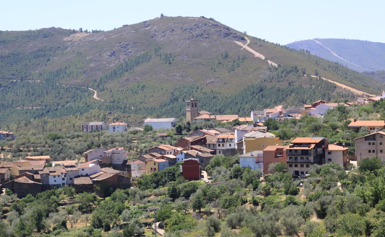 Vista general de la localidad salmantina de Herguijuela de la Sierra. 