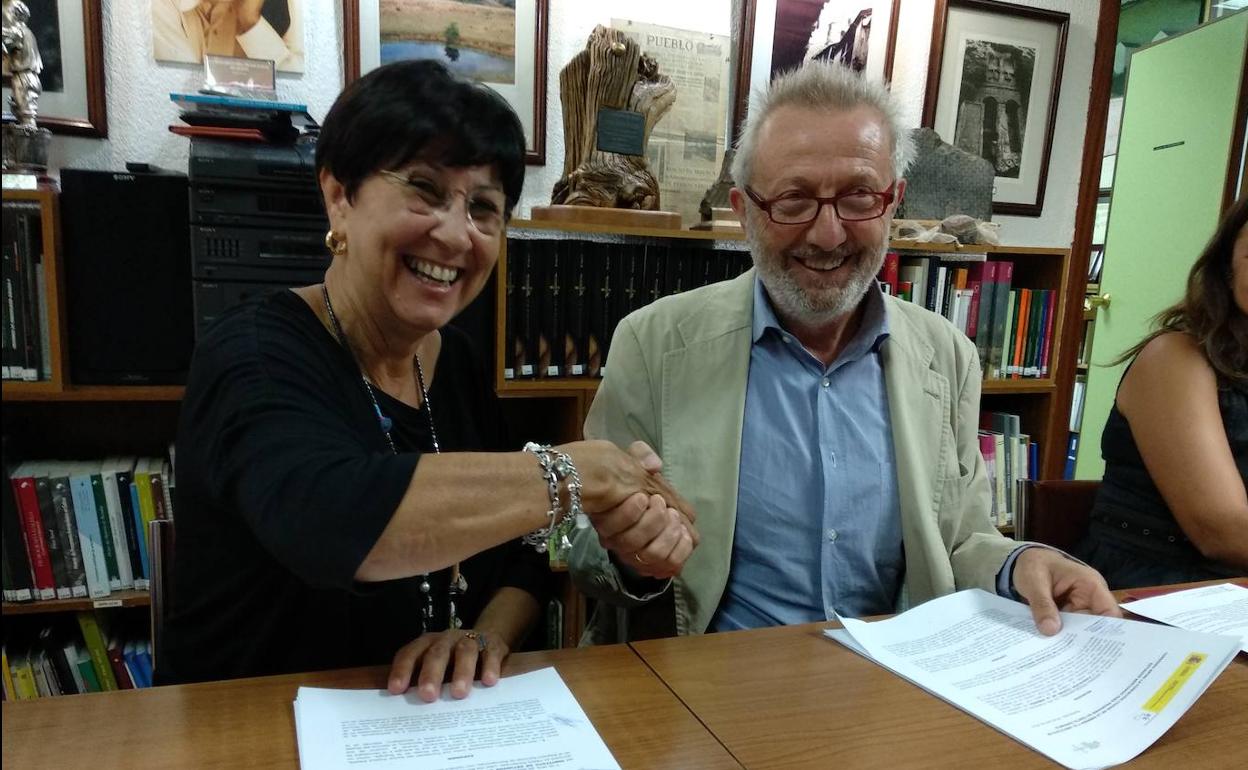 El director general de la Ciuden, Arsenio Terrón, y la presidenta del IEB, Mar Palacio, sellan el acuerdo con un apretón de manos.