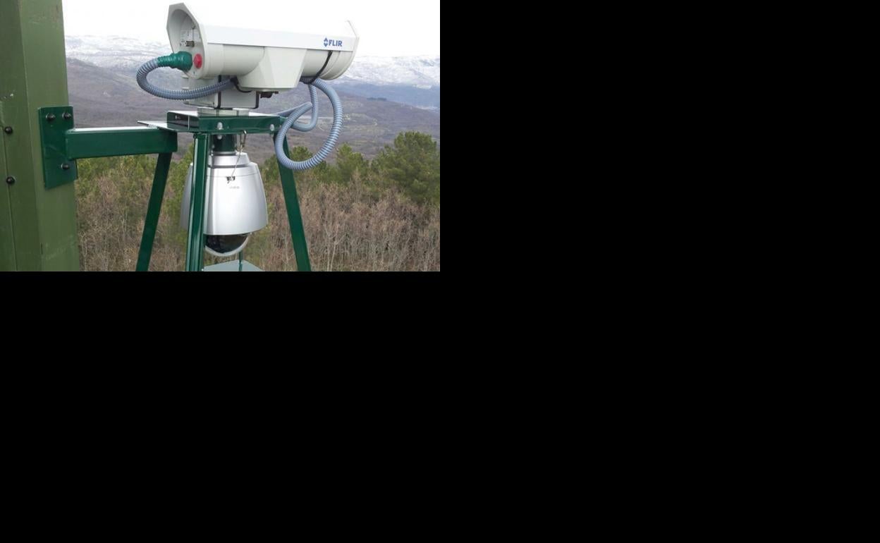 Cámaras para detectar incendios en una zona forestal. 