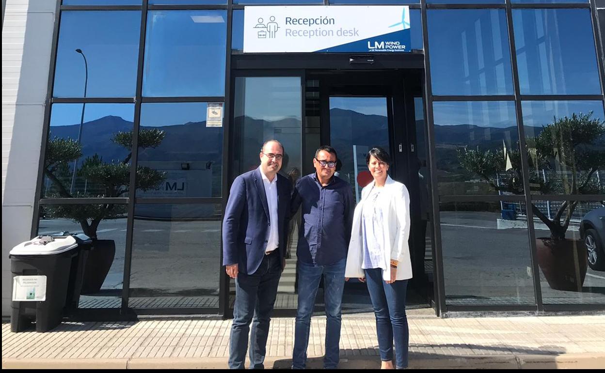 Morala y Luna en su visita a la factoría de LM Wind Power en el polígono industrial de La Llanada de Santo Tomás de las Ollas.