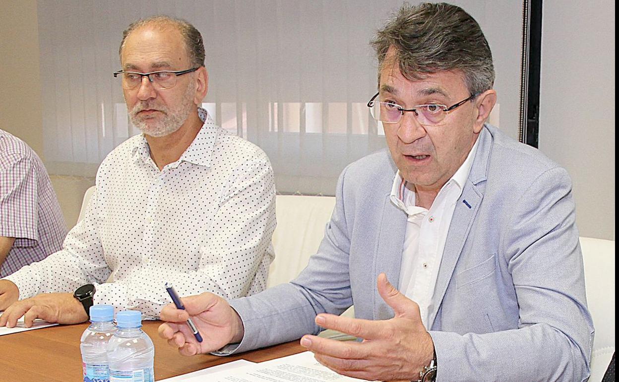 Juan Martínez Majo y Teodoro García, durante una rueda de prensa.