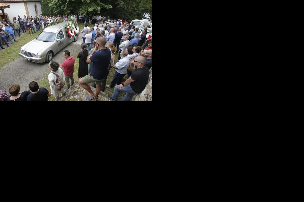 Compañeros de trabajo y amigos de Marcos Menéndez acudieron a su funeral. 