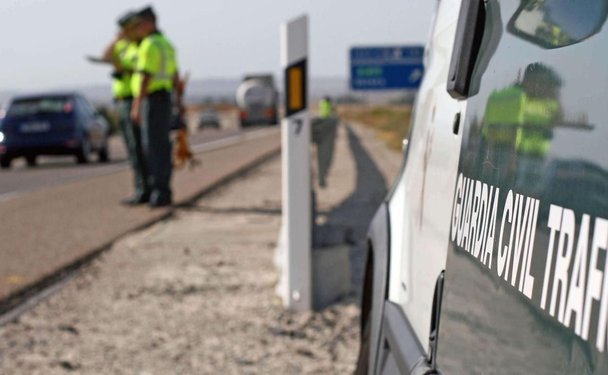 Efectivos de la Guardia Civil de Tráfico, durante un control.