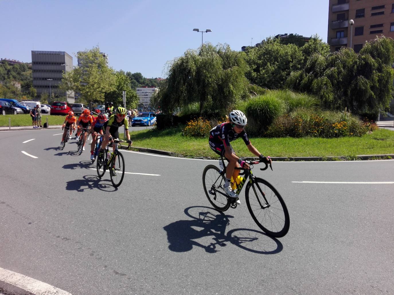 Emoción por todo lo alto en la disputa de la primera edición femenina de la Clásica de San Sebastián, con mucho público animando a las corredoras por todo el recorrido