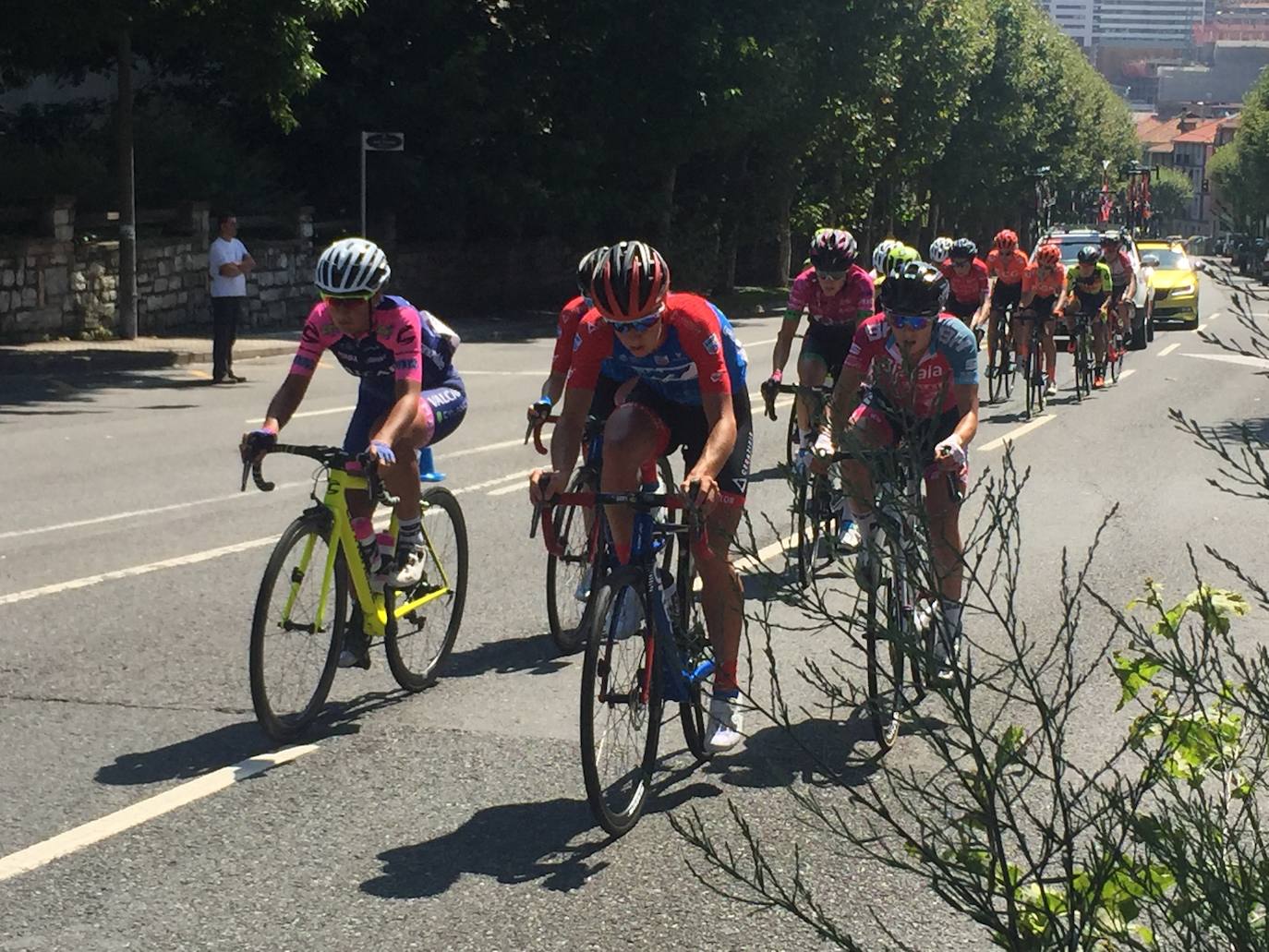 Emoción por todo lo alto en la disputa de la primera edición femenina de la Clásica de San Sebastián, con mucho público animando a las corredoras por todo el recorrido