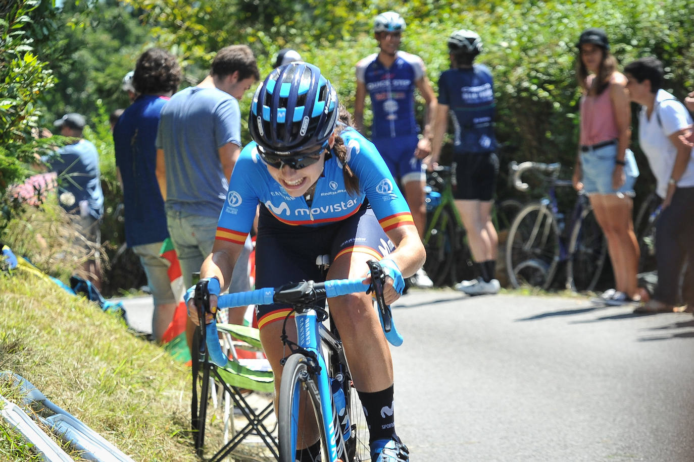 Emoción por todo lo alto en la disputa de la primera edición femenina de la Clásica de San Sebastián, con mucho público animando a las corredoras por todo el recorrido