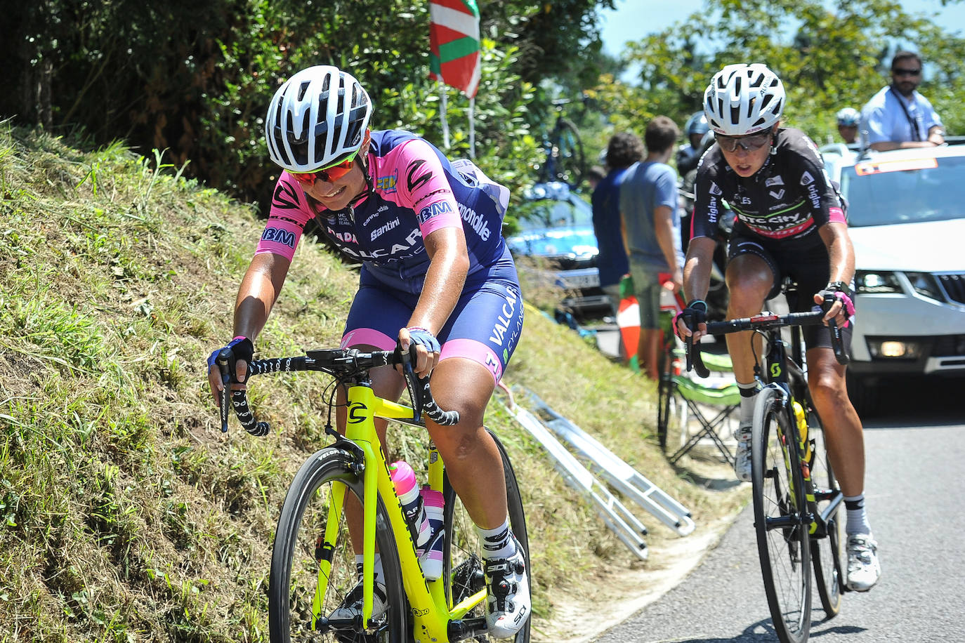 Emoción por todo lo alto en la disputa de la primera edición femenina de la Clásica de San Sebastián, con mucho público animando a las corredoras por todo el recorrido