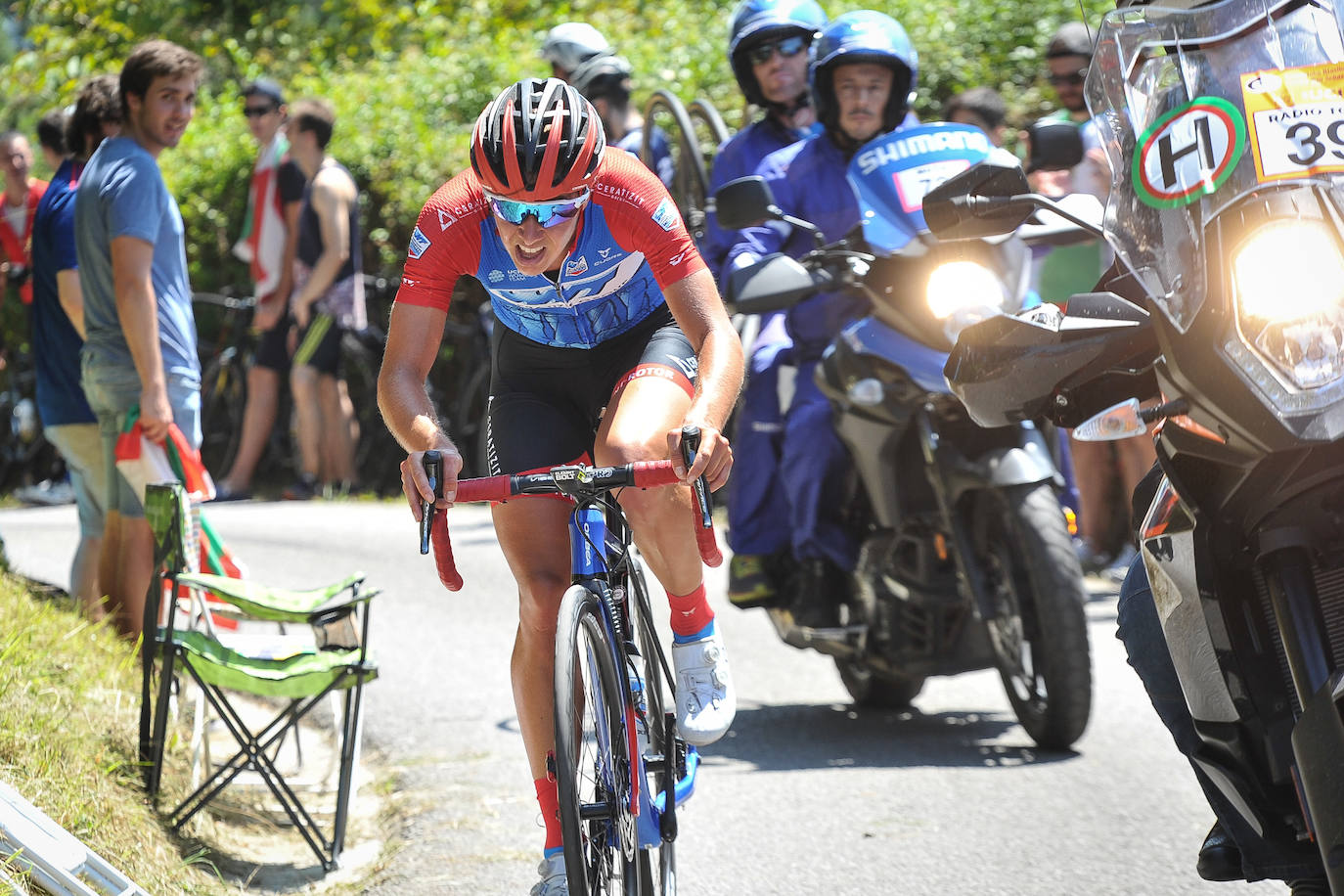 Emoción por todo lo alto en la disputa de la primera edición femenina de la Clásica de San Sebastián, con mucho público animando a las corredoras por todo el recorrido