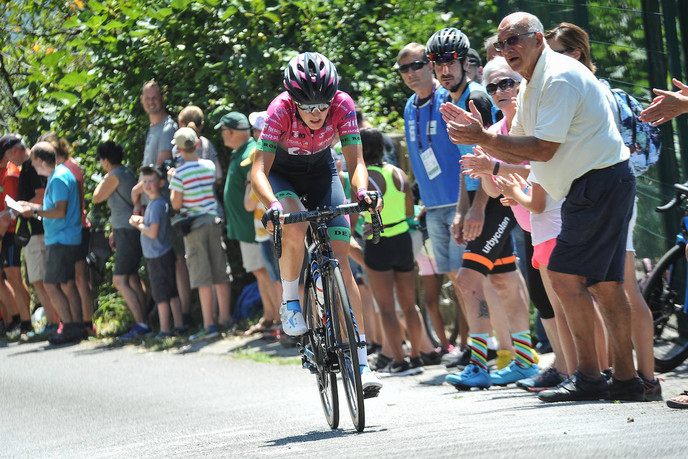 Emoción por todo lo alto en la disputa de la primera edición femenina de la Clásica de San Sebastián, con mucho público animando a las corredoras por todo el recorrido