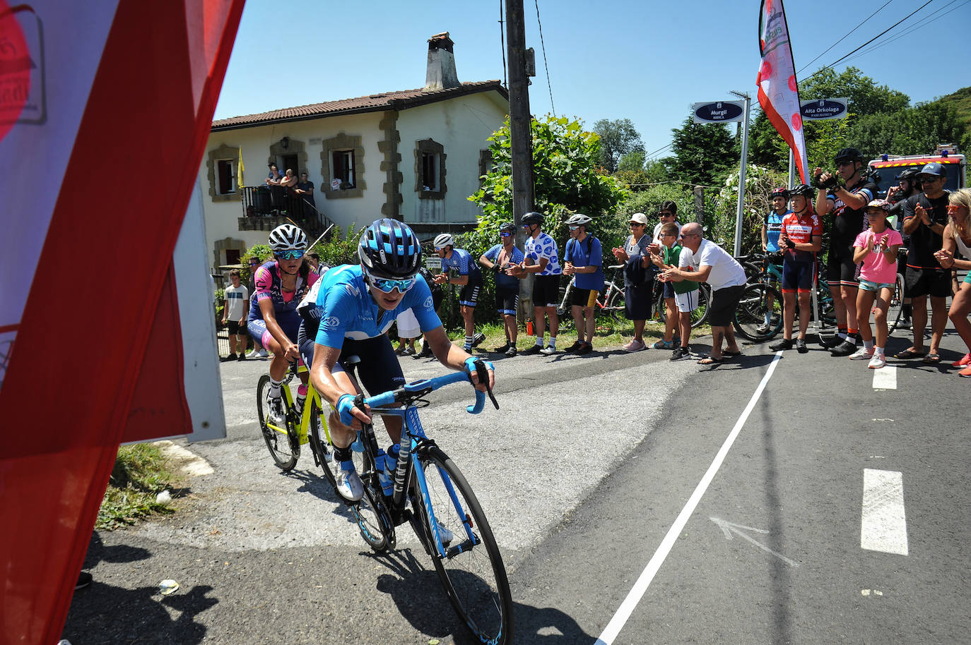 Emoción por todo lo alto en la disputa de la primera edición femenina de la Clásica de San Sebastián, con mucho público animando a las corredoras por todo el recorrido