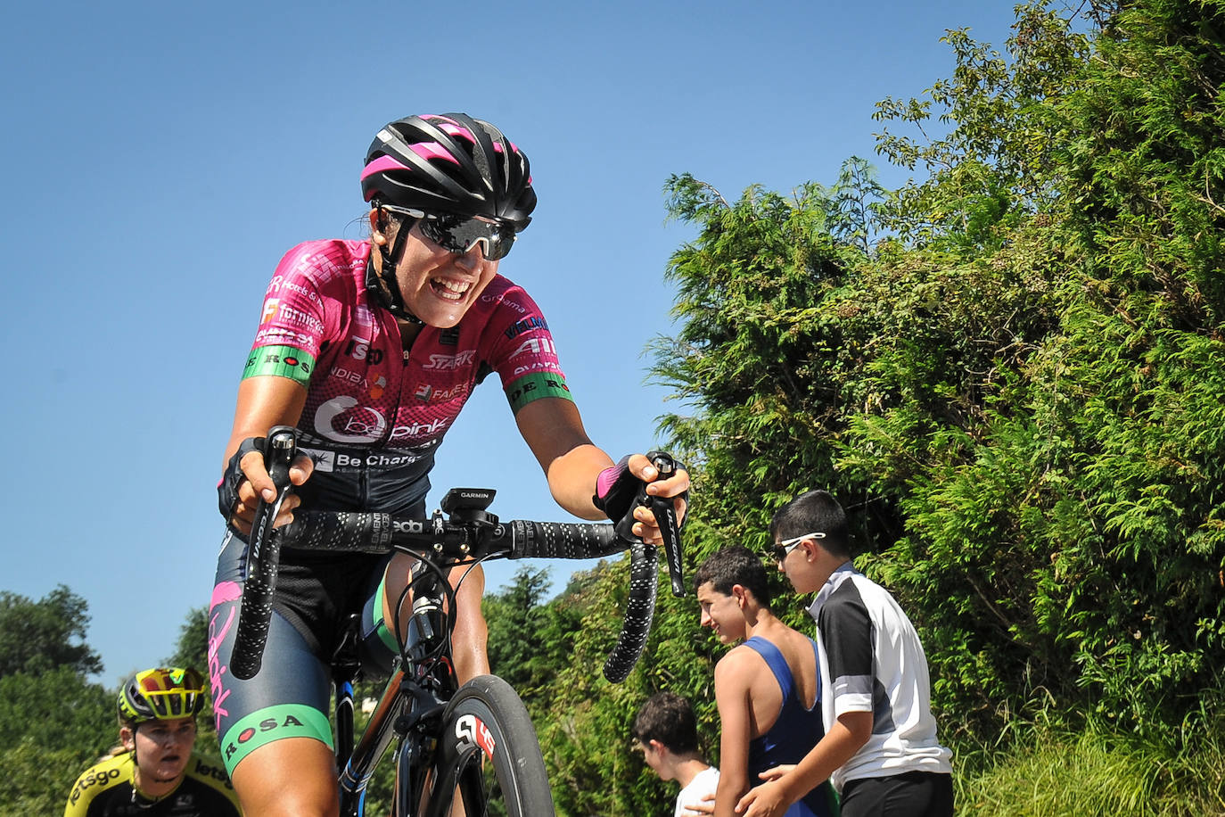 Emoción por todo lo alto en la disputa de la primera edición femenina de la Clásica de San Sebastián, con mucho público animando a las corredoras por todo el recorrido