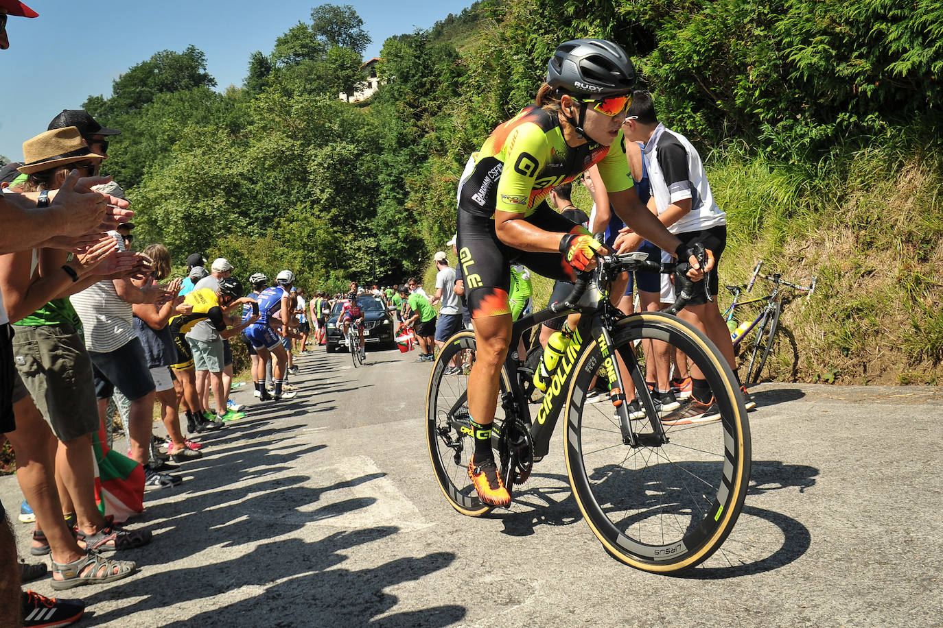 Emoción por todo lo alto en la disputa de la primera edición femenina de la Clásica de San Sebastián, con mucho público animando a las corredoras por todo el recorrido