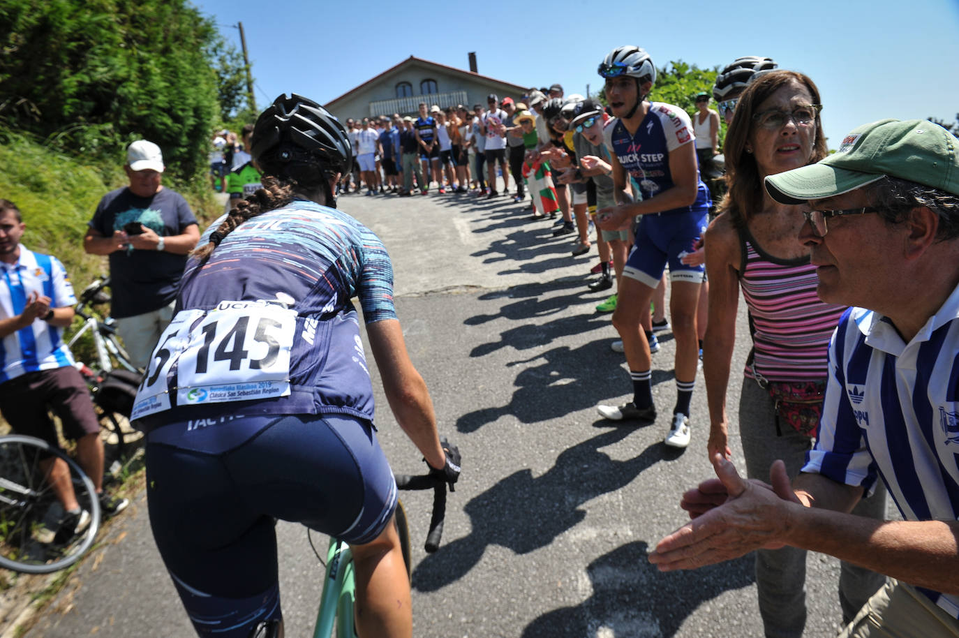 Emoción por todo lo alto en la disputa de la primera edición femenina de la Clásica de San Sebastián, con mucho público animando a las corredoras por todo el recorrido