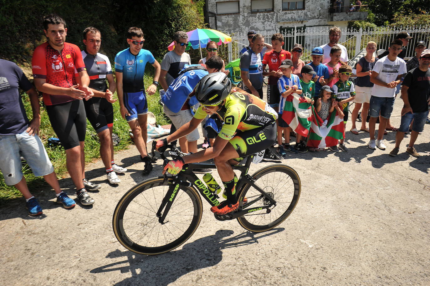 Emoción por todo lo alto en la disputa de la primera edición femenina de la Clásica de San Sebastián, con mucho público animando a las corredoras por todo el recorrido