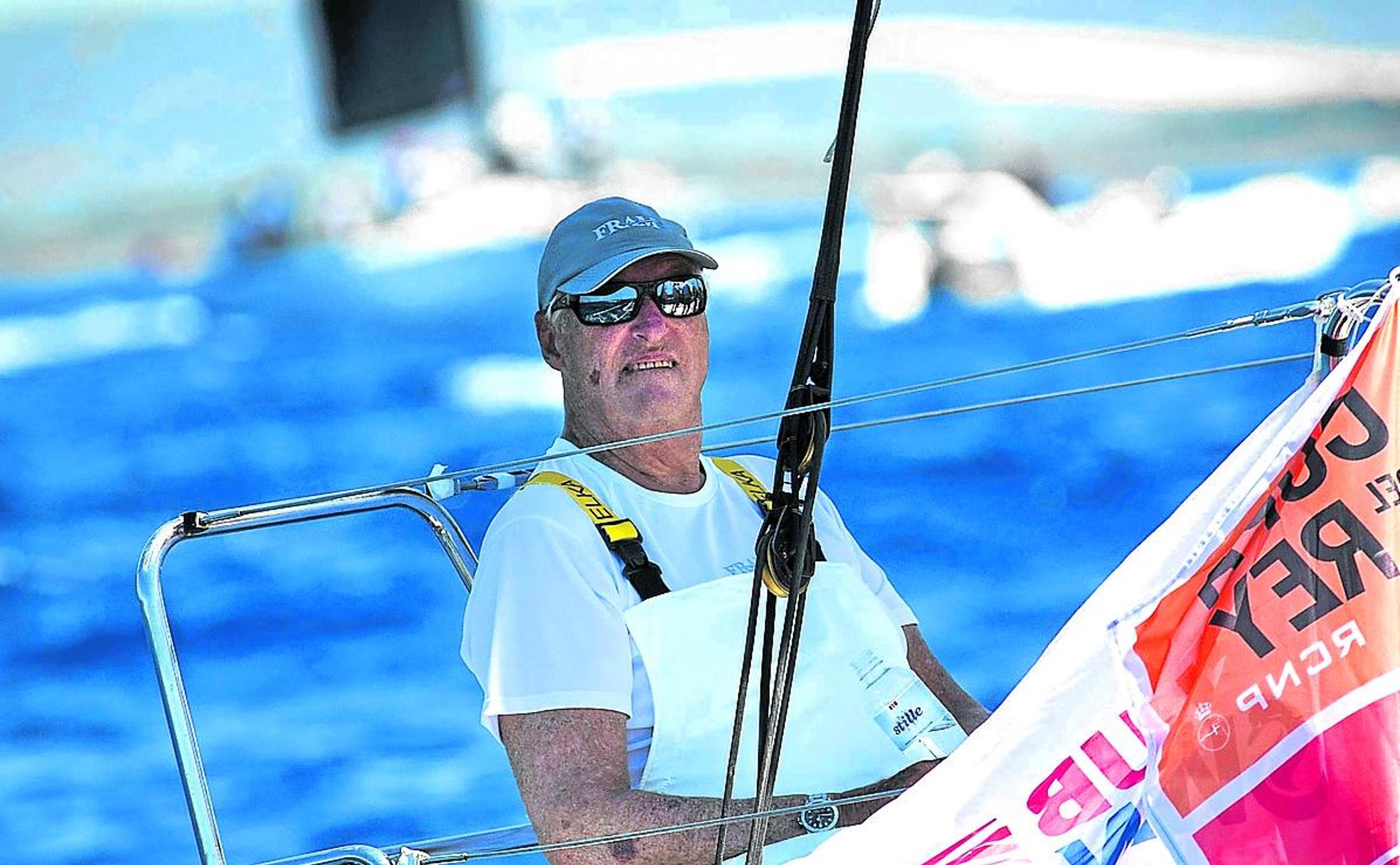 Harald de Noruega, a bordo del 'Fram XVIII' en una regata de la Copa del Rey. 