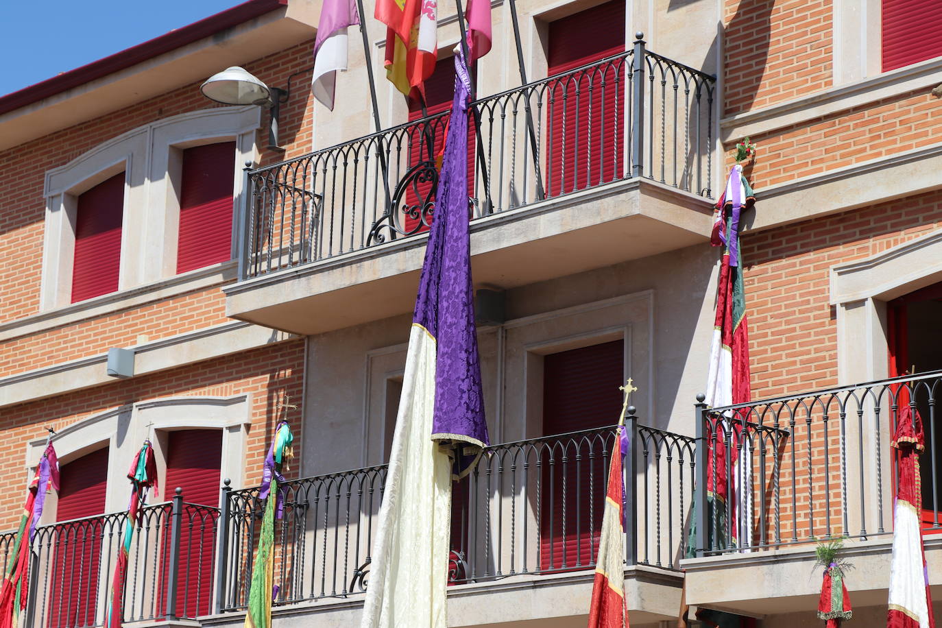 Los pendones de la comnarca lucen en el Día de Asturias en Valencia de Don Juan. 