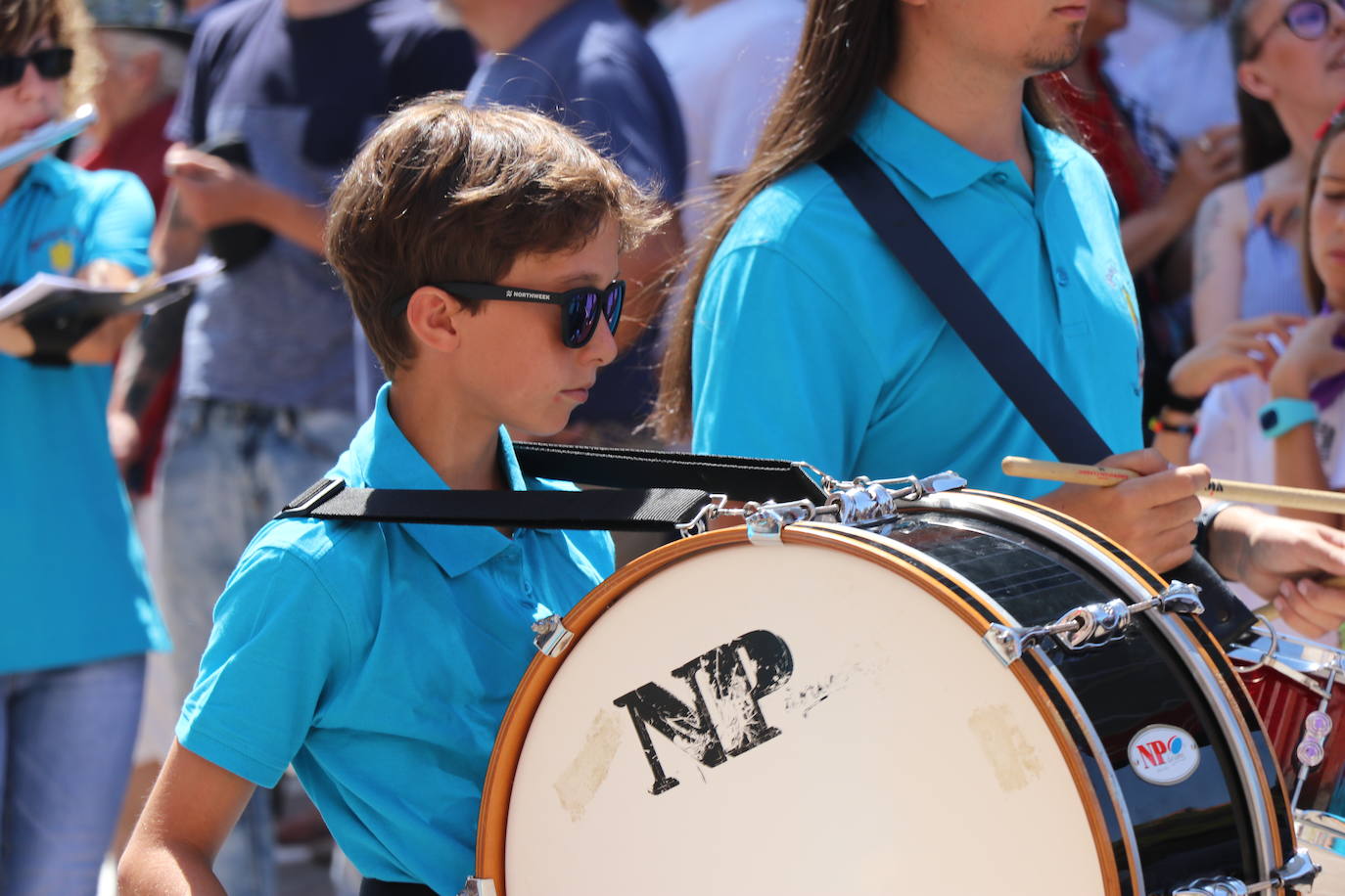 Los pendones de la comnarca lucen en el Día de Asturias en Valencia de Don Juan. 