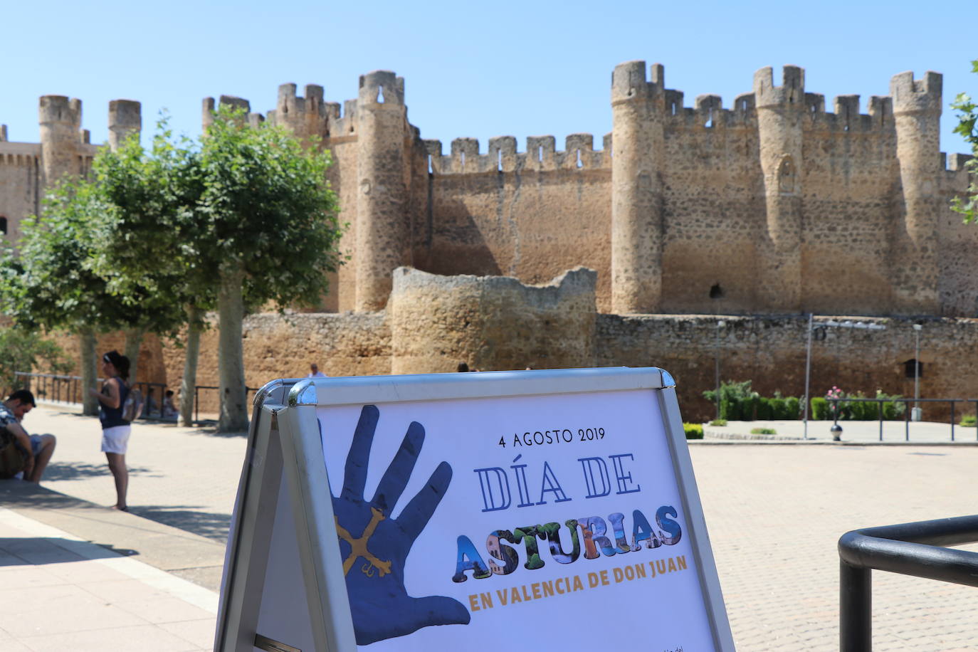 Los pendones de la comnarca lucen en el Día de Asturias en Valencia de Don Juan. 