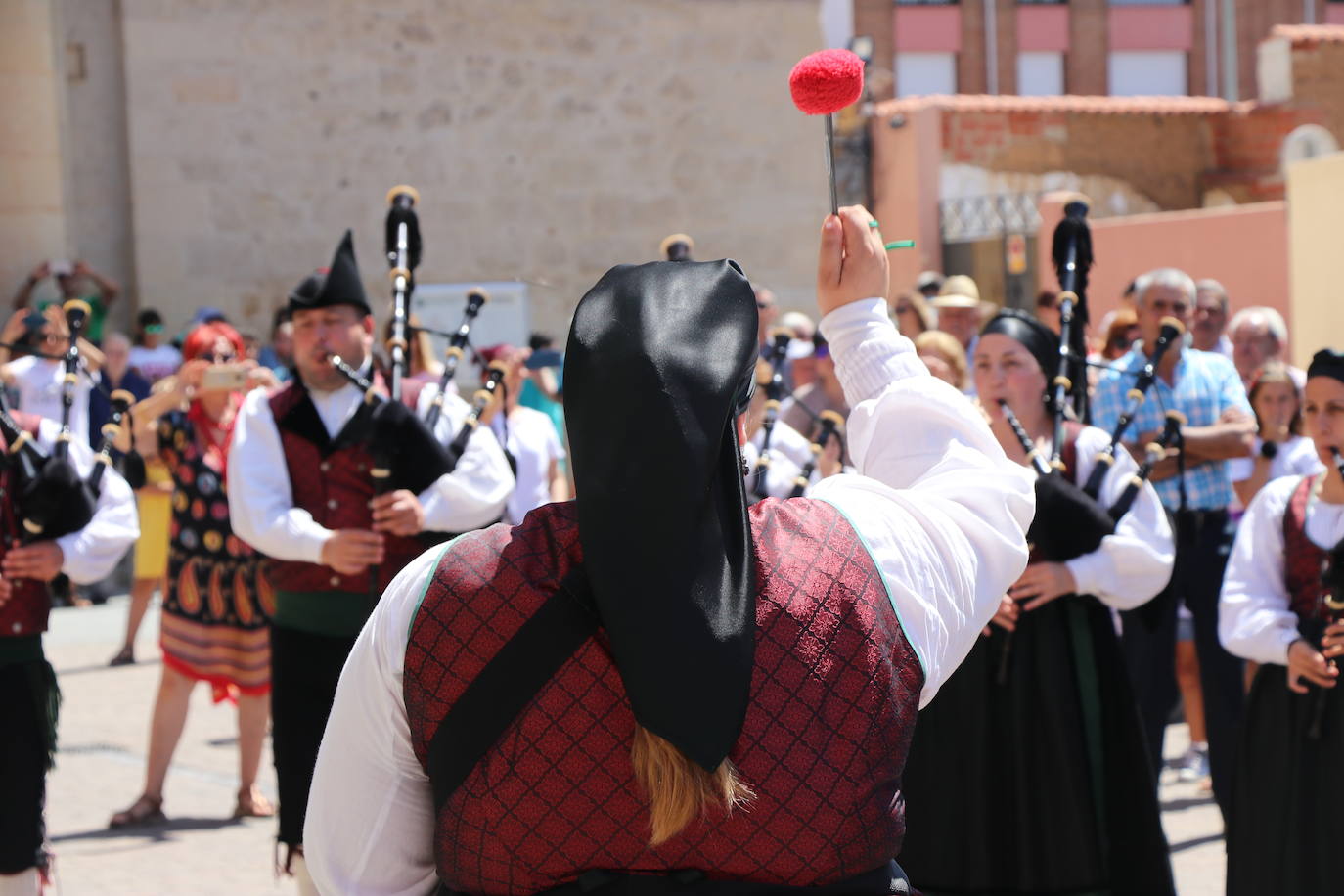 Los pendones de la comnarca lucen en el Día de Asturias en Valencia de Don Juan. 