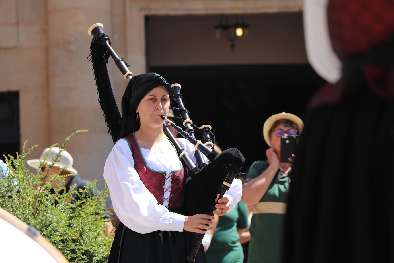 Los pendones de la comnarca lucen en el Día de Asturias en Valencia de Don Juan. 