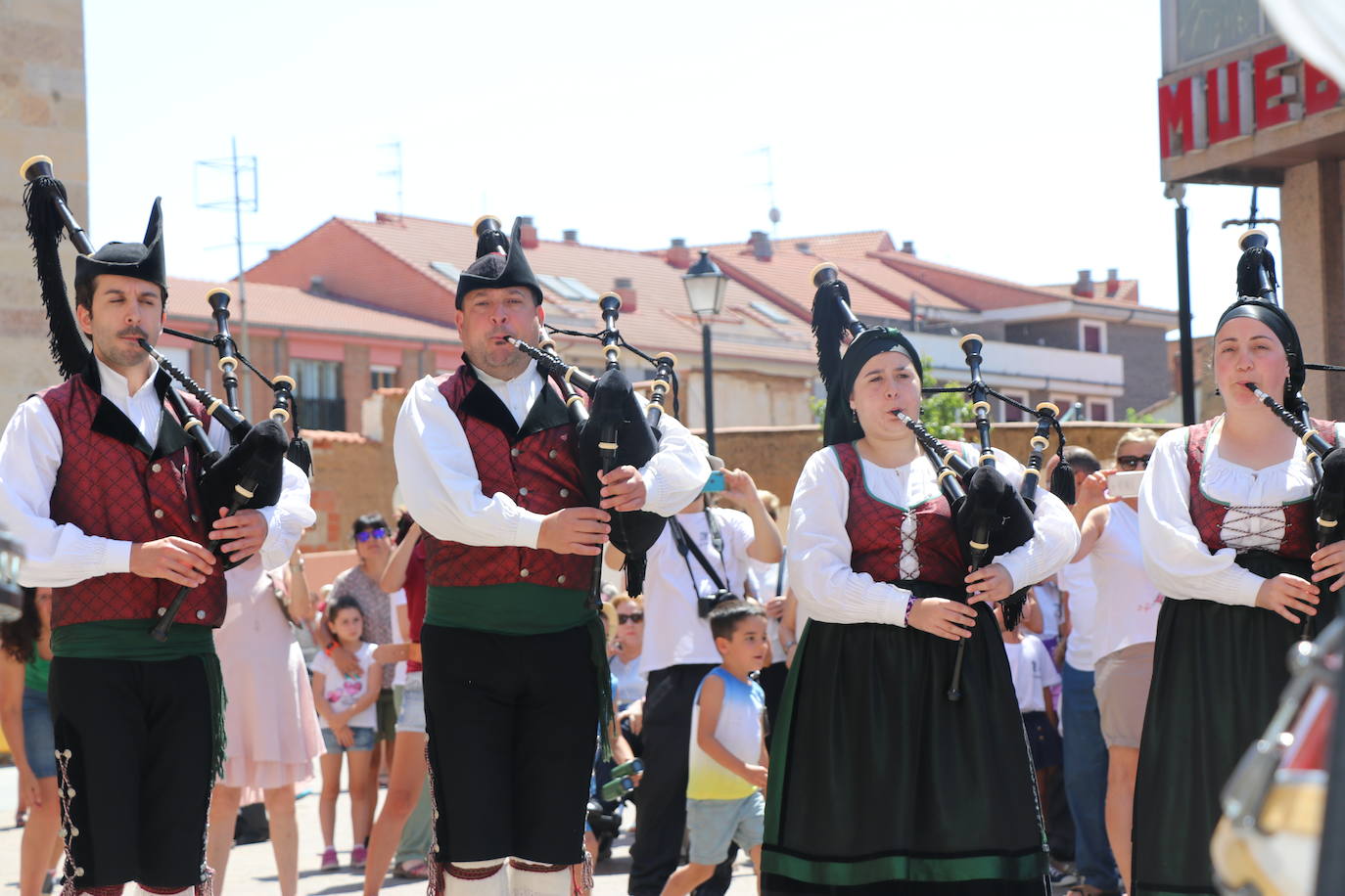 Los pendones de la comnarca lucen en el Día de Asturias en Valencia de Don Juan. 