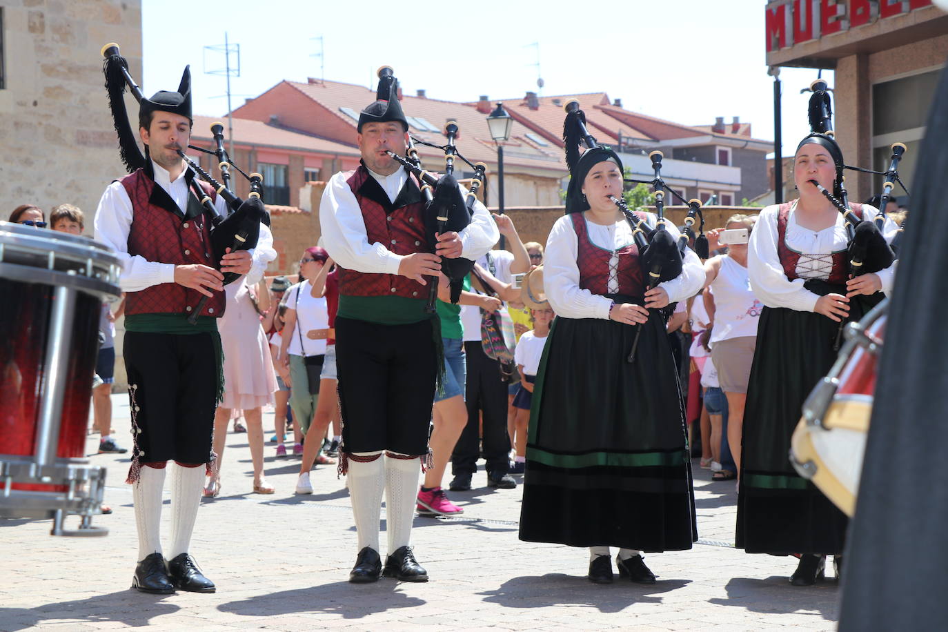 Los pendones de la comnarca lucen en el Día de Asturias en Valencia de Don Juan. 