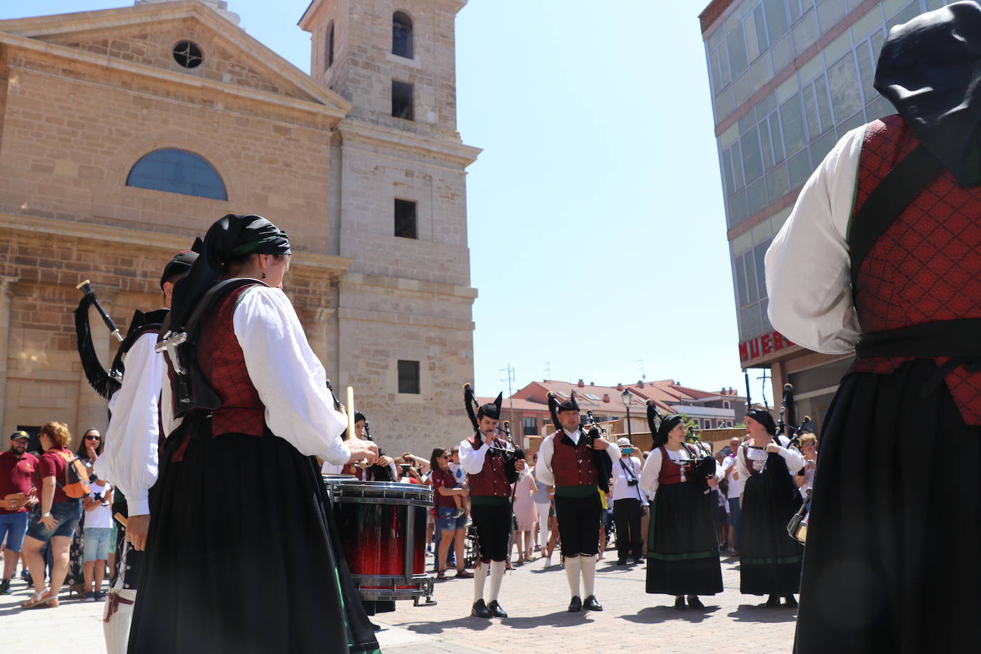 Los pendones de la comnarca lucen en el Día de Asturias en Valencia de Don Juan. 