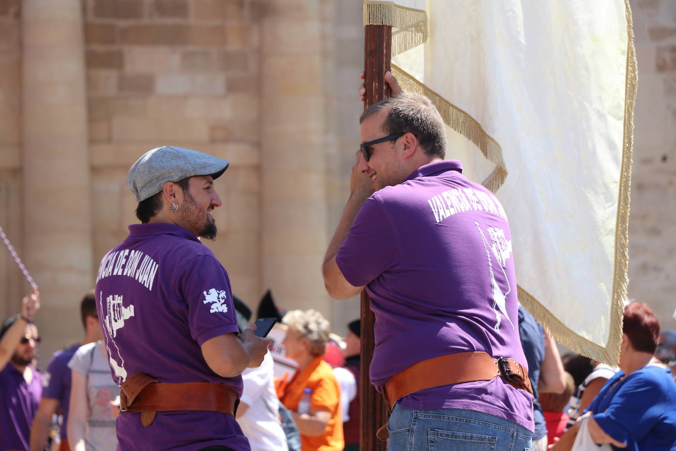 Los pendones de la comnarca lucen en el Día de Asturias en Valencia de Don Juan. 