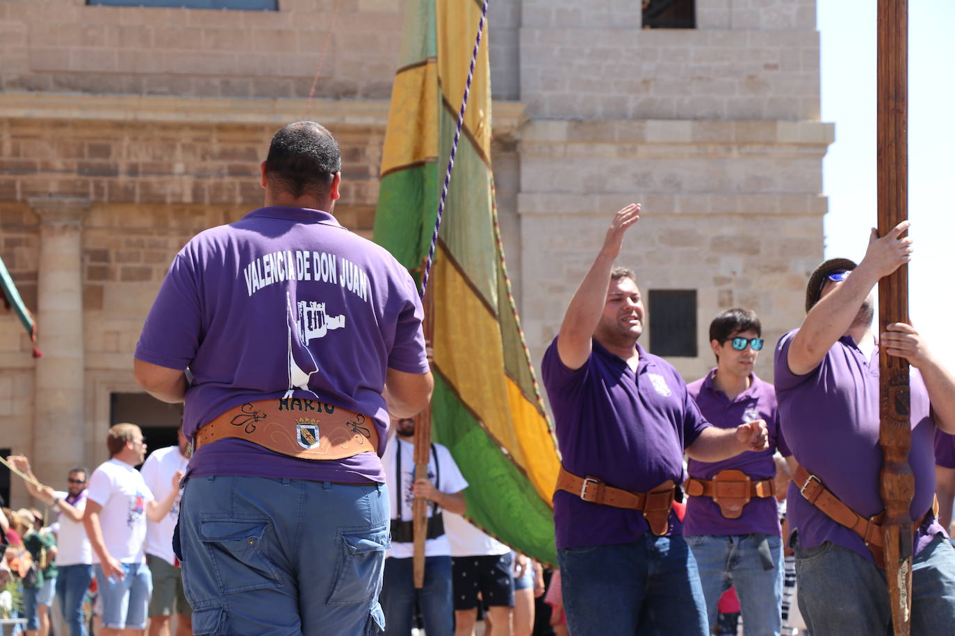 Los pendones de la comnarca lucen en el Día de Asturias en Valencia de Don Juan. 