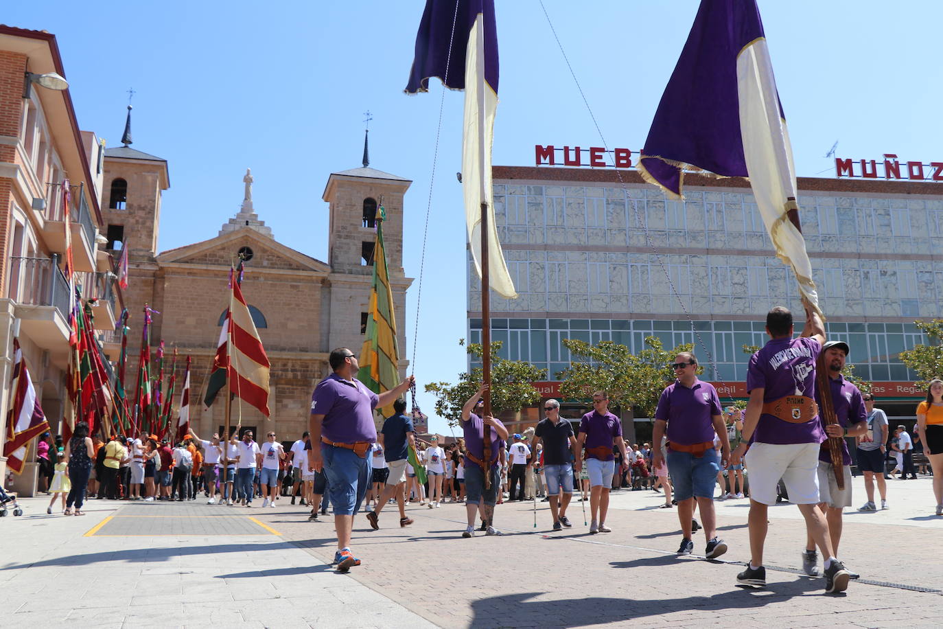 Los pendones de la comnarca lucen en el Día de Asturias en Valencia de Don Juan. 
