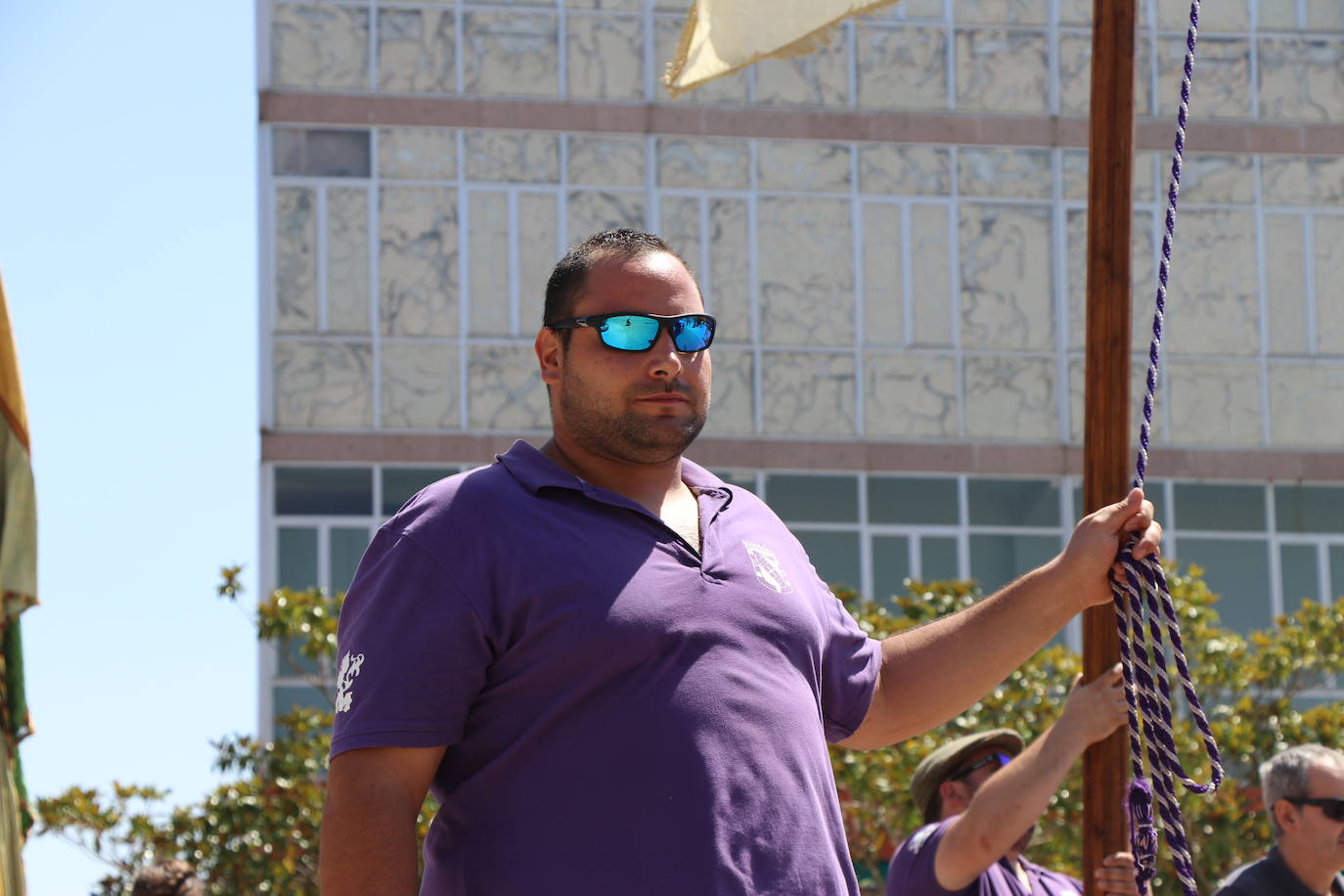 Los pendones de la comnarca lucen en el Día de Asturias en Valencia de Don Juan. 
