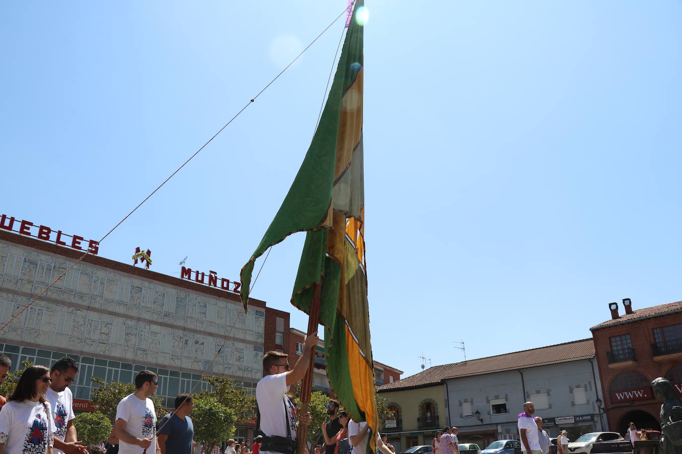 Los pendones de la comnarca lucen en el Día de Asturias en Valencia de Don Juan. 