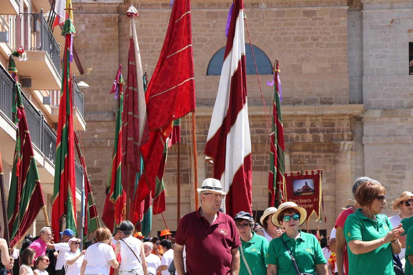 Los pendones de la comnarca lucen en el Día de Asturias en Valencia de Don Juan. 