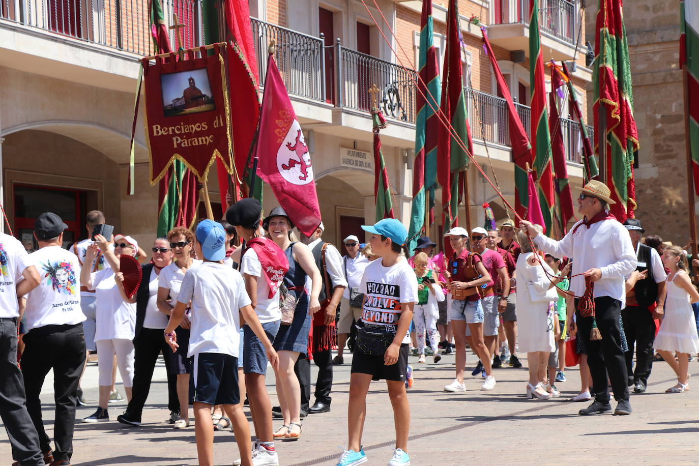 Los pendones de la comnarca lucen en el Día de Asturias en Valencia de Don Juan. 