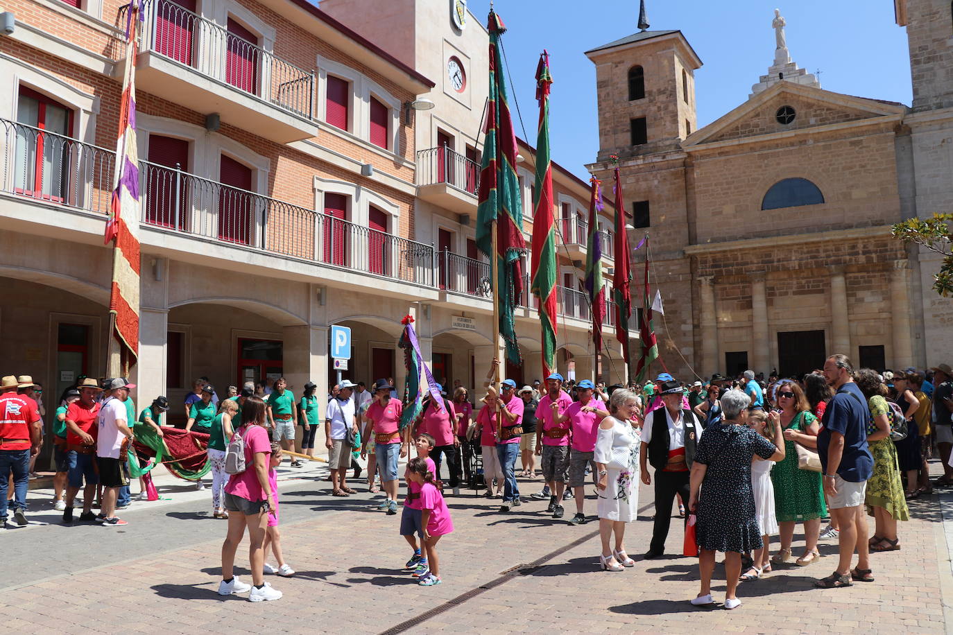 Los pendones de la comnarca lucen en el Día de Asturias en Valencia de Don Juan. 