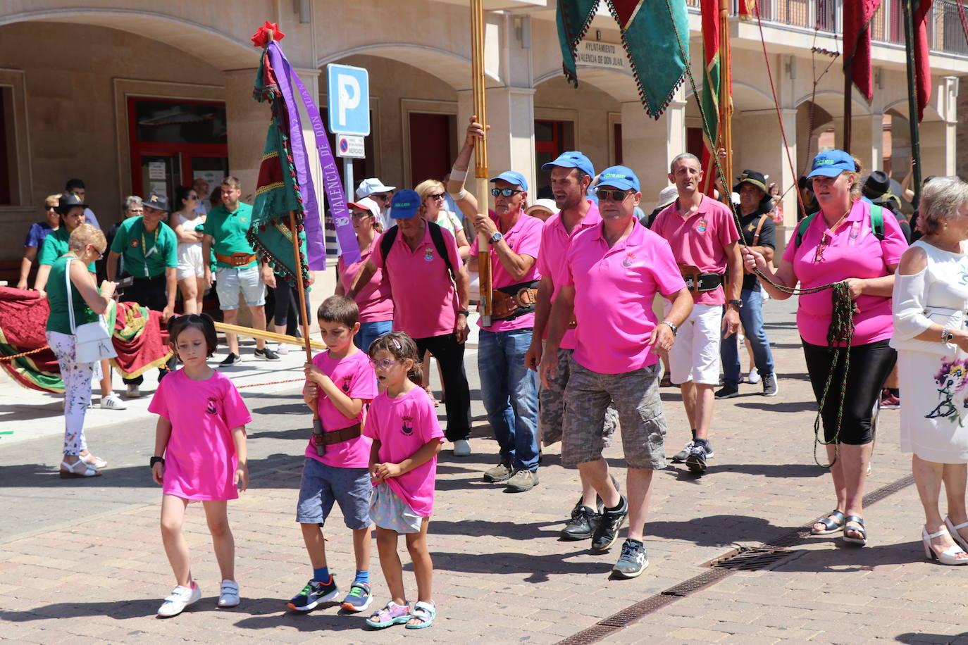 Los pendones de la comnarca lucen en el Día de Asturias en Valencia de Don Juan. 